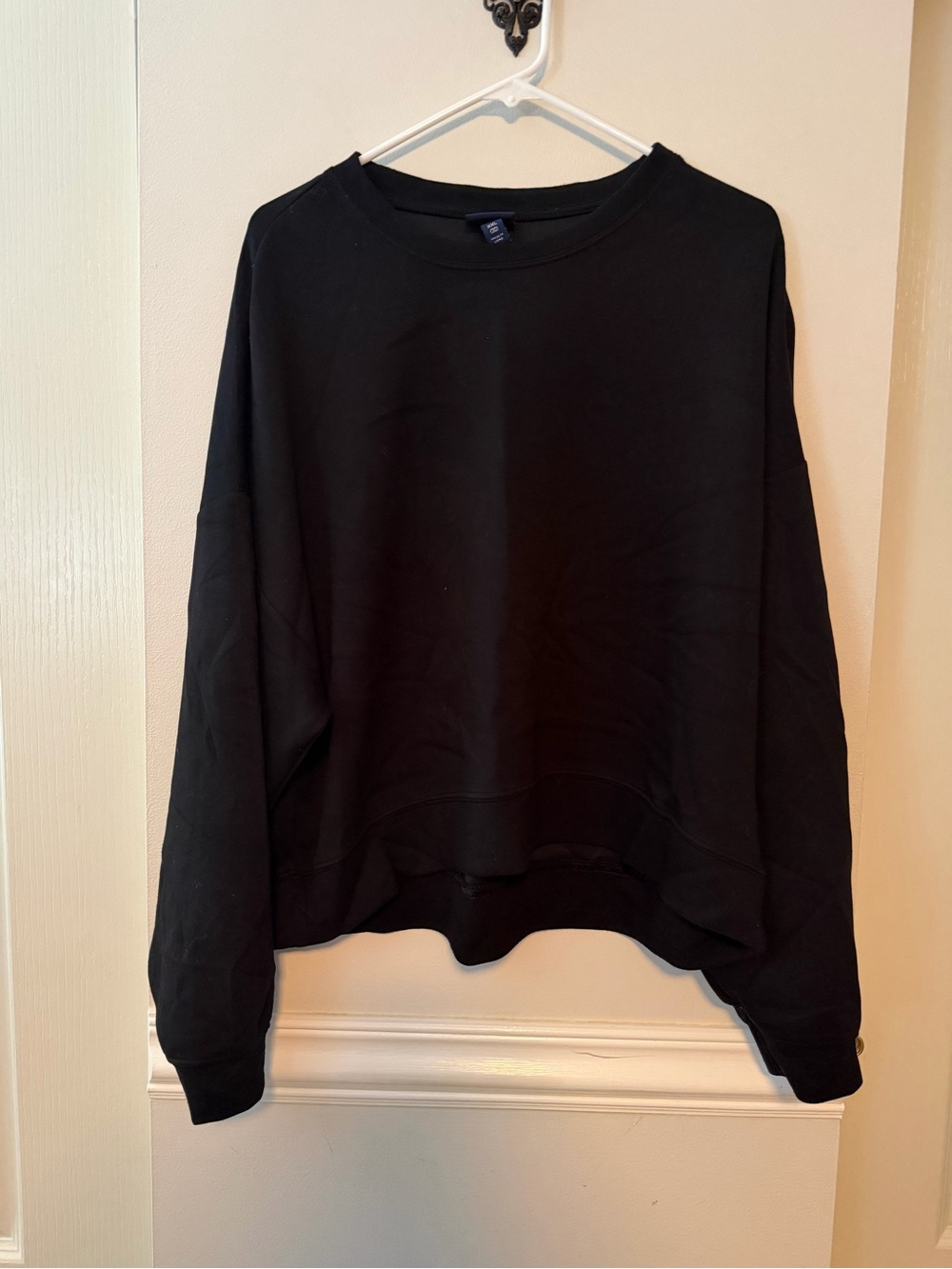 Women's Black Crewneck Pullover Sweatshirt - Classic Everyday